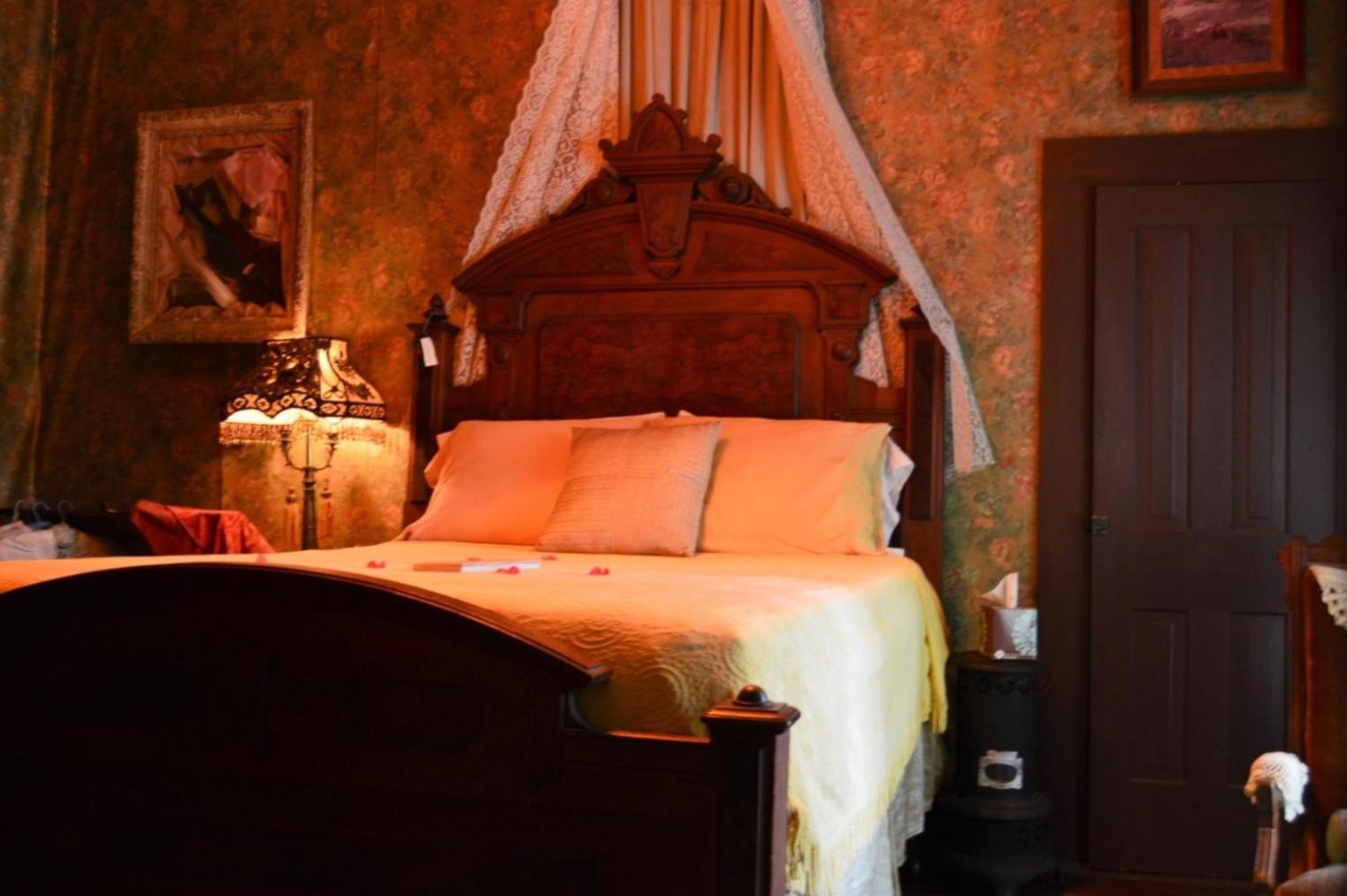 Carleton House Bed And Breakfast Bonham Экстерьер фото