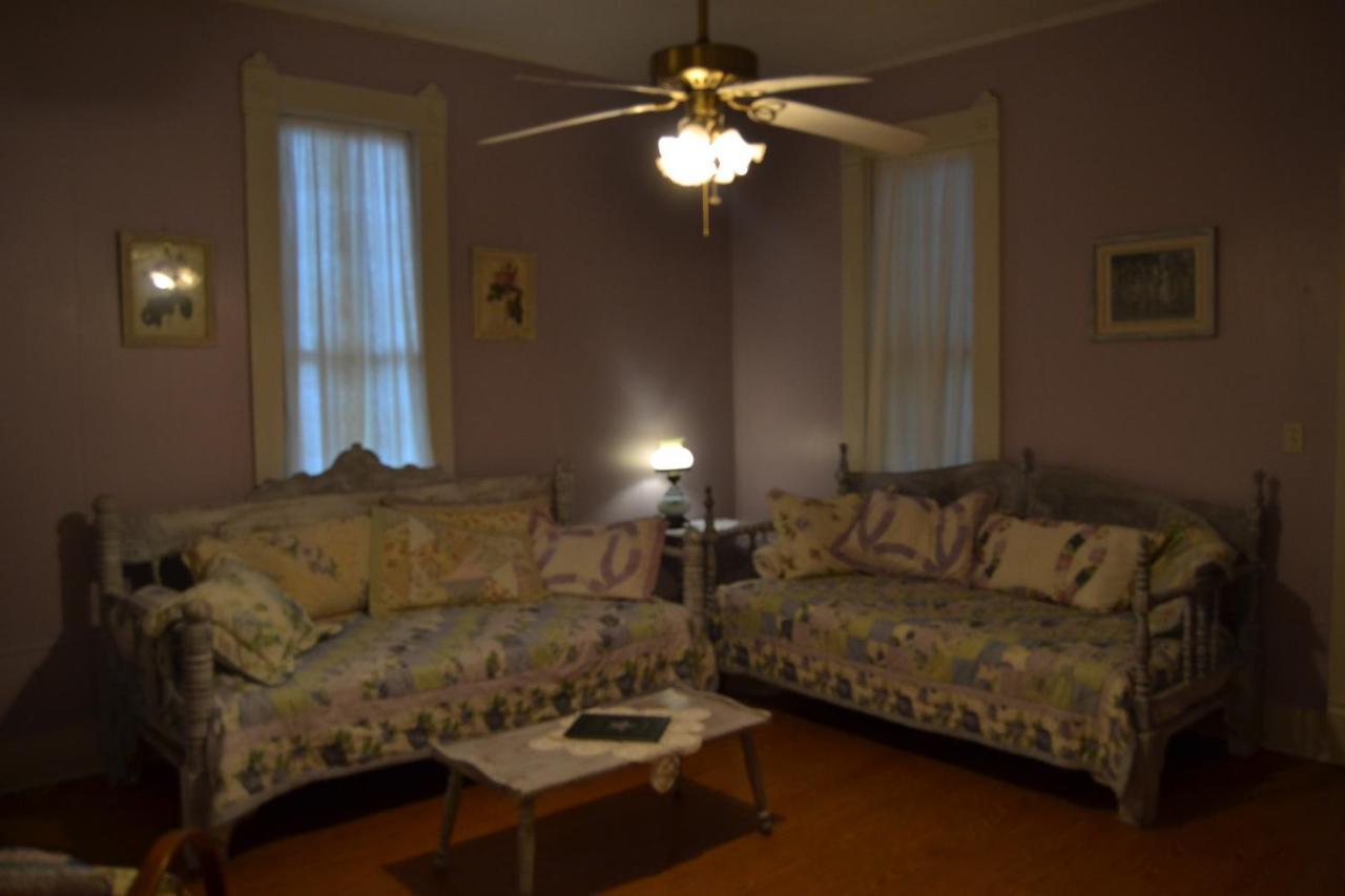 Carleton House Bed And Breakfast Bonham Экстерьер фото