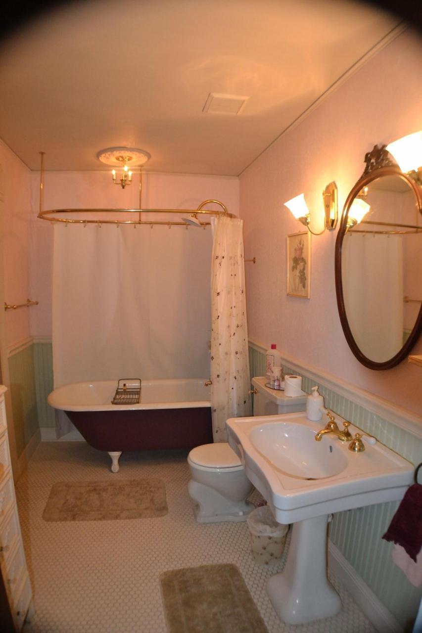 Carleton House Bed And Breakfast Bonham Экстерьер фото