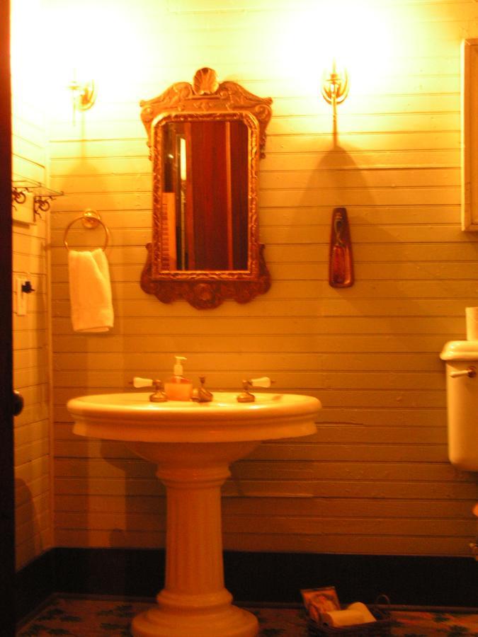 Carleton House Bed And Breakfast Bonham Экстерьер фото