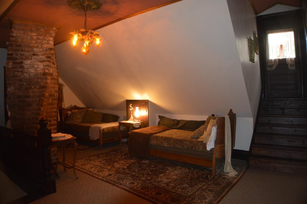 Carleton House Bed And Breakfast Bonham Экстерьер фото