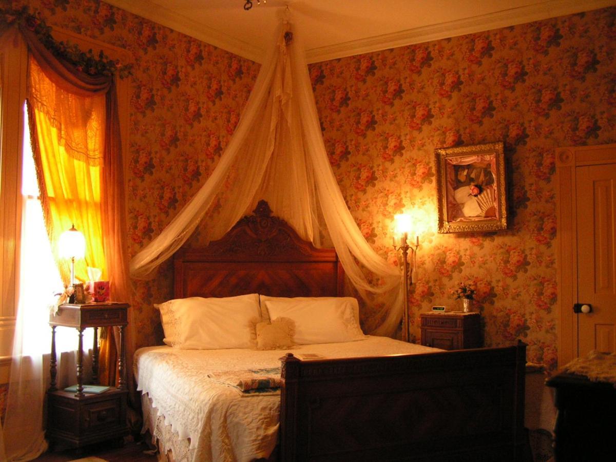 Carleton House Bed And Breakfast Bonham Экстерьер фото